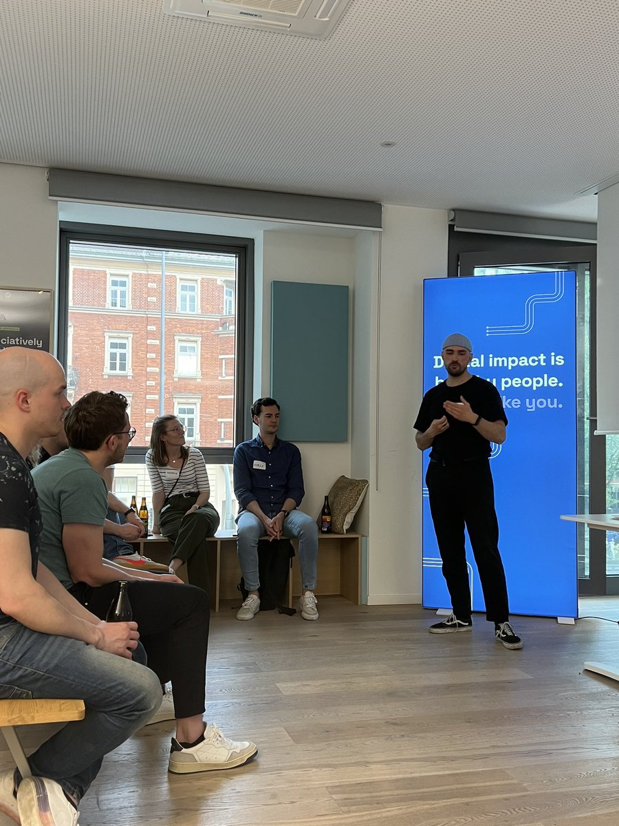 It was an intense and very informative discussion about AI and UX Writing during our yesterday’s #meetup organized by  @pushconf @PhilippSackl and @flogroegler ✨ Massive thank you to everyone! 🙌
#community #frontrunners