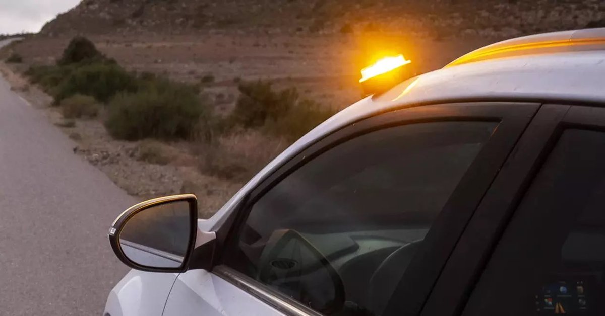 travelswithaDan's tweet image. Reminder that emergency triangles are to become illegal after 2023 in Spain &amp;amp; must be replaced with an emergency V-16 light. These are available at @Correos offices (if you are obtaining your low emission sticker at same time) or at Amazon.

#drivinginspain #driveinspain