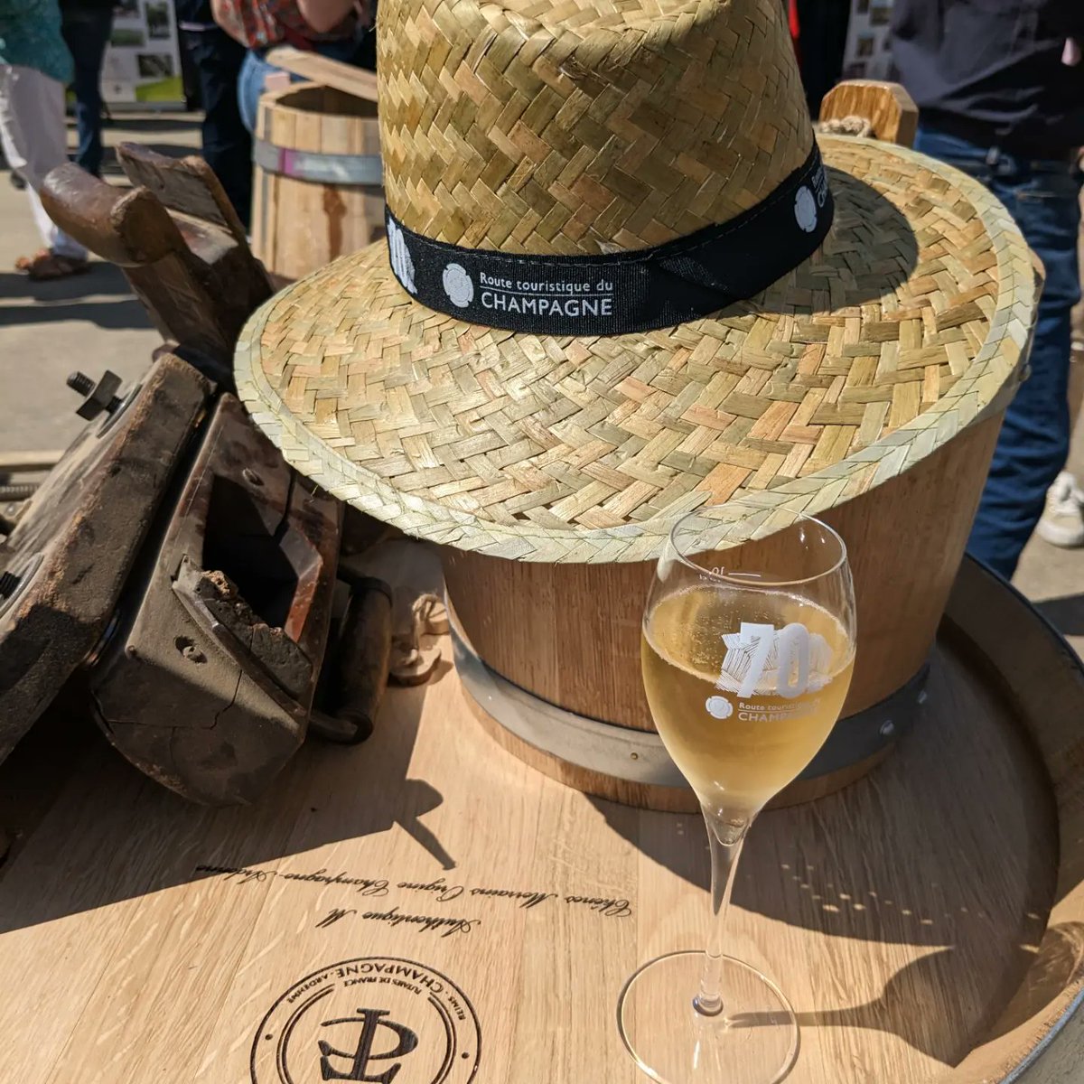 Notre #Tonnellerie a participé ce week-end aux 70 ans de la #RouteTouristique du #Champagne organisés par #ADT #Marne 👏
En marge du #banquet organisé par l'Association #viticole du #MassifdeSaintThierry : démonstration montage #fut ✅par #JérômeViard puis #visite Tonnellerie 🪵