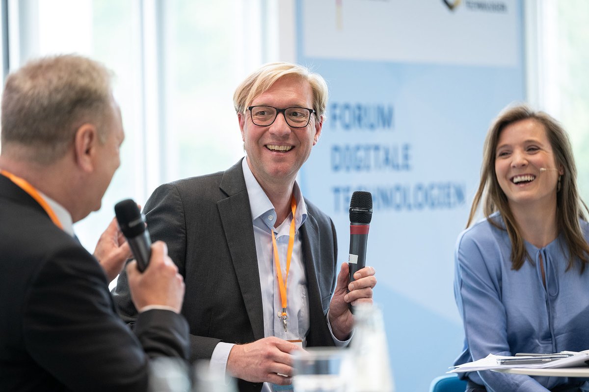 FDT_Berlin's tweet photo. 🚀 Inspirierend – Kritisch – Zukunftsweisend 🚀 Auch am zweiten Tag der 🔧#ServiceMeister-Abschlusskonferenz wurde aus verschiedenen Perspektiven der Status quo des #Mittelstands in Bezug auf die #Digitalisierung diskutiert. https://t.co/GyPgBko1ss