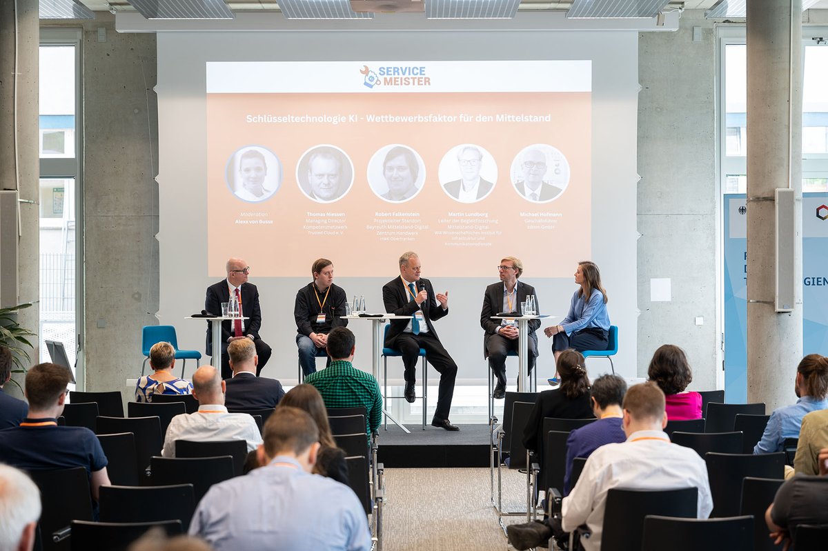 FDT_Berlin's tweet photo. 🚀 Inspirierend – Kritisch – Zukunftsweisend 🚀 Auch am zweiten Tag der 🔧#ServiceMeister-Abschlusskonferenz wurde aus verschiedenen Perspektiven der Status quo des #Mittelstands in Bezug auf die #Digitalisierung diskutiert. https://t.co/GyPgBko1ss