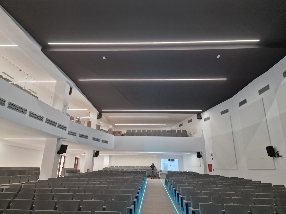 Electrobilsa's tweet photo. Inauguracion del Paraninfo de la Universidad Fernando Pessoa de Canarias.
Toda la iluminacion está hecha con nuestras tiras de led. Son 850 metros de tira de LED con pastilla reguladora a un solo interruptor que apaga, enciende o regula la intensidad de la luz. https://t.co/XAi9uQVMhY