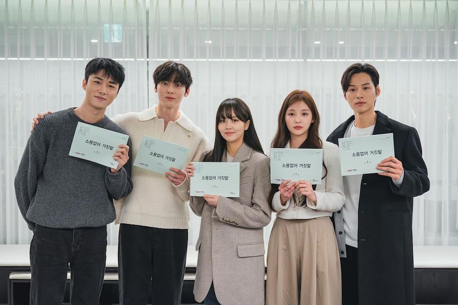 WATCH: #KimSoHyun, #HwangMinhyun, And More Test Chemistry At Script Reading For New Mystery Romance Drama “#MyLovelyLiar”
soompi.com/article/158952…
