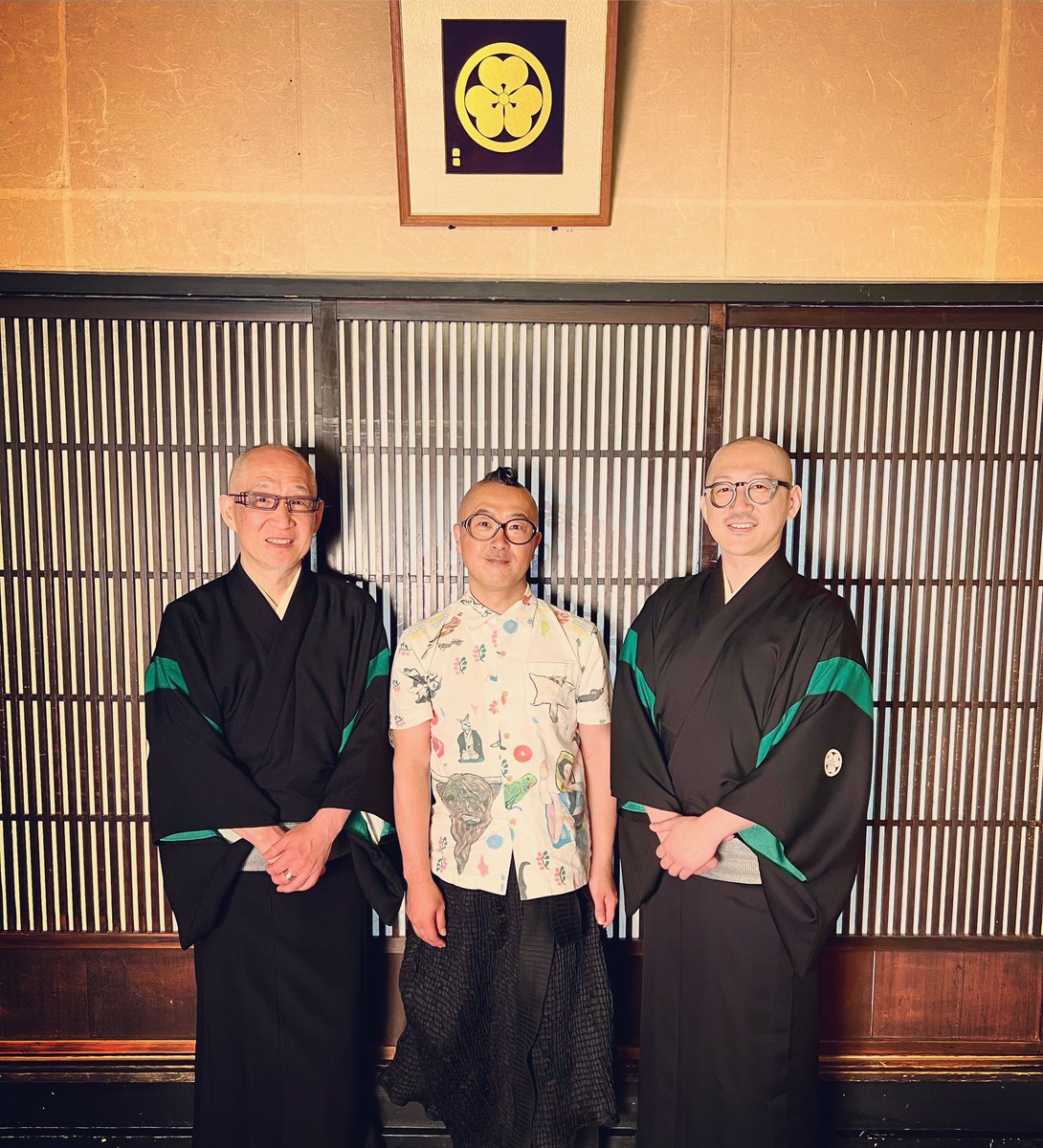 久々に話すお仕事撮影👼
対談のお相手は紋章上繪師・京源の波戸場承龍さまと耀次くん。
kyogen-kamon.com
知り合って10年くらいになるけど京源のワールドワイドなクリエイティブワークや美意識などきちんと話すのは初めて。
3時間以上に渡るトークをハッピーに収録。パワーを頂きました❤️LOVE