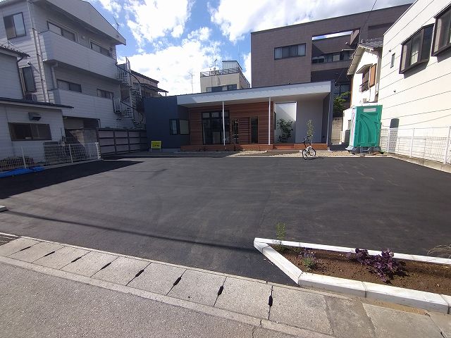 新築の事務所、アスファルト舗装も終わり、完成までもう少しです！