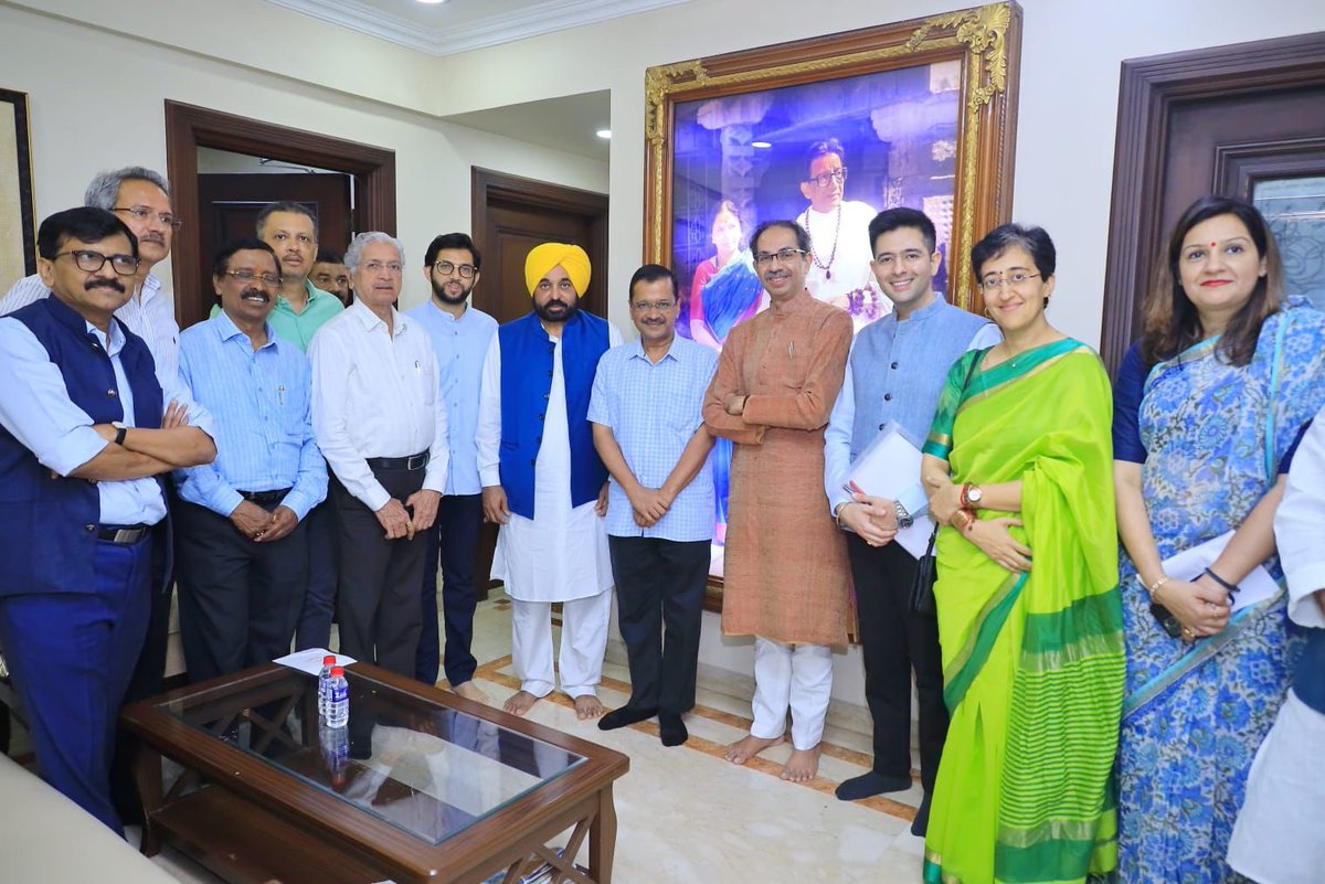 ShivSenaUBT_'s tweet photo. पक्षप्रमुख उद्धवसाहेब ठाकरे, दिल्लीचे मुख्यमंत्री@ArvindKejriwal , पंजाबचे मुख्यमंत्री @BhagwantMann आणि युवासेनाप्रमुख, आमदार @AUThackeray तसेच दोन्ही पक्षाचे खासदार आणि पदाधिकारी यांच्या भेटीची क्षणचित्रे! https://t.co/n7PiwWkMDp