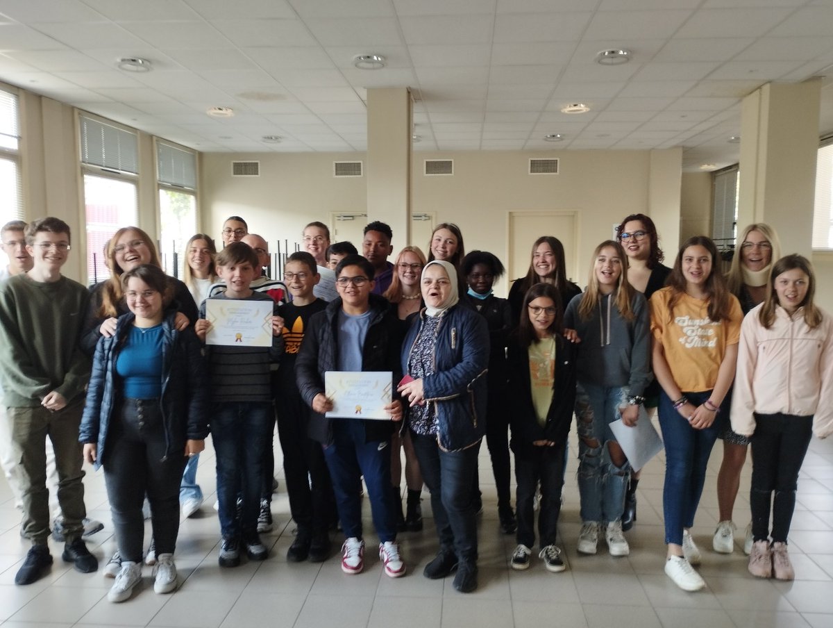 "Je suis plus patiente avec les plus jeunes" "J'ai voulu apporter ce que je n'avais pas pu avoir".
Des lycéennes de #Lens témoignent de leur actions de #mentorat @AssoSocrate. Le <a href="/LensLycee/">Lycée Condorcet Lens</a> Condorcet et le collège "fiers" de leurs élèves.
Belle cérémonie pour cette 1ere année!