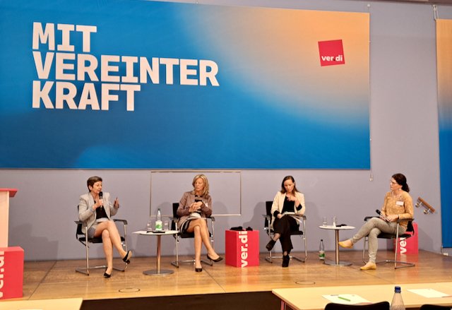 Sonja_Staack's tweet photo. Über 100 Beschäftigte aus Technik, Verwaltung und Service an #Hochschulen am Montag im @_verdi-Haus: starke Debatten, tolle Kolleg*innen &amp; viele Pläne, was wir gemeinsam anpacken ✊ Wunderbarer, Mut machender Tag 😊 #ZusammenGehtMehr
👉Tagungsbericht: https://t.co/8O1sT9YFTO https://t.co/7NydFujQie
