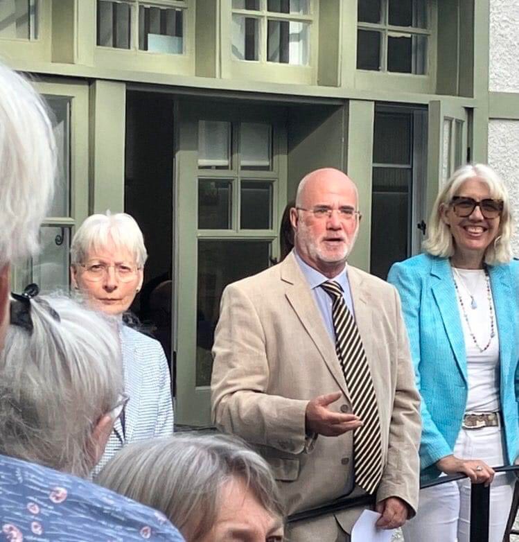 BeverleyNielsen's tweet photo. #MHDC #AnnualCouncil and endorsement of #IndependendentGreen #Alliance running @MalvernHills_DC . Large turnout of residents wanting to see our #SchoolofArts saved at all costs! @OLPRO @Jacqui_Smith1 https://t.co/0iG2Ntli99