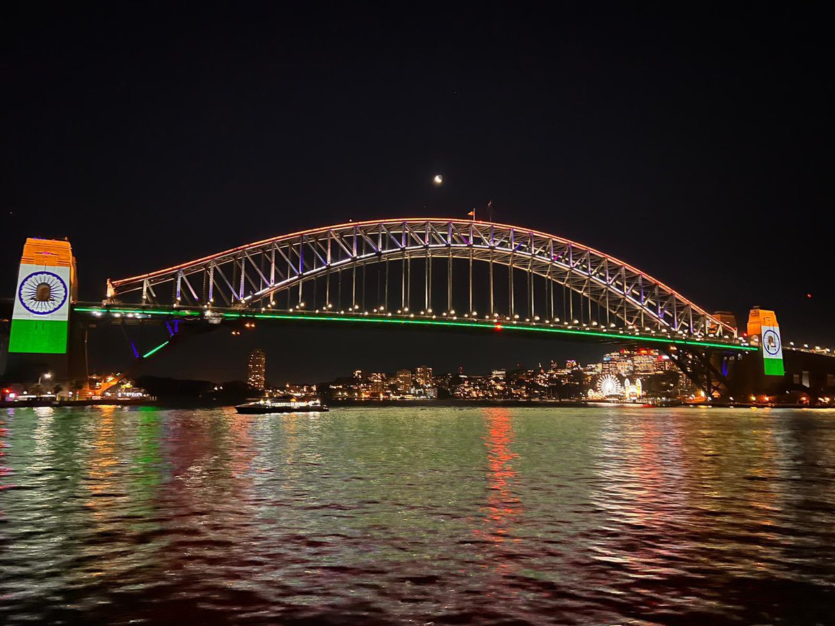 pradipsinhbjp's tweet image. The iconic Sydney Harbour Bridge illuminated itself with the vibrant hues of India&apos;s national flag. 

#PMModiInAustralia