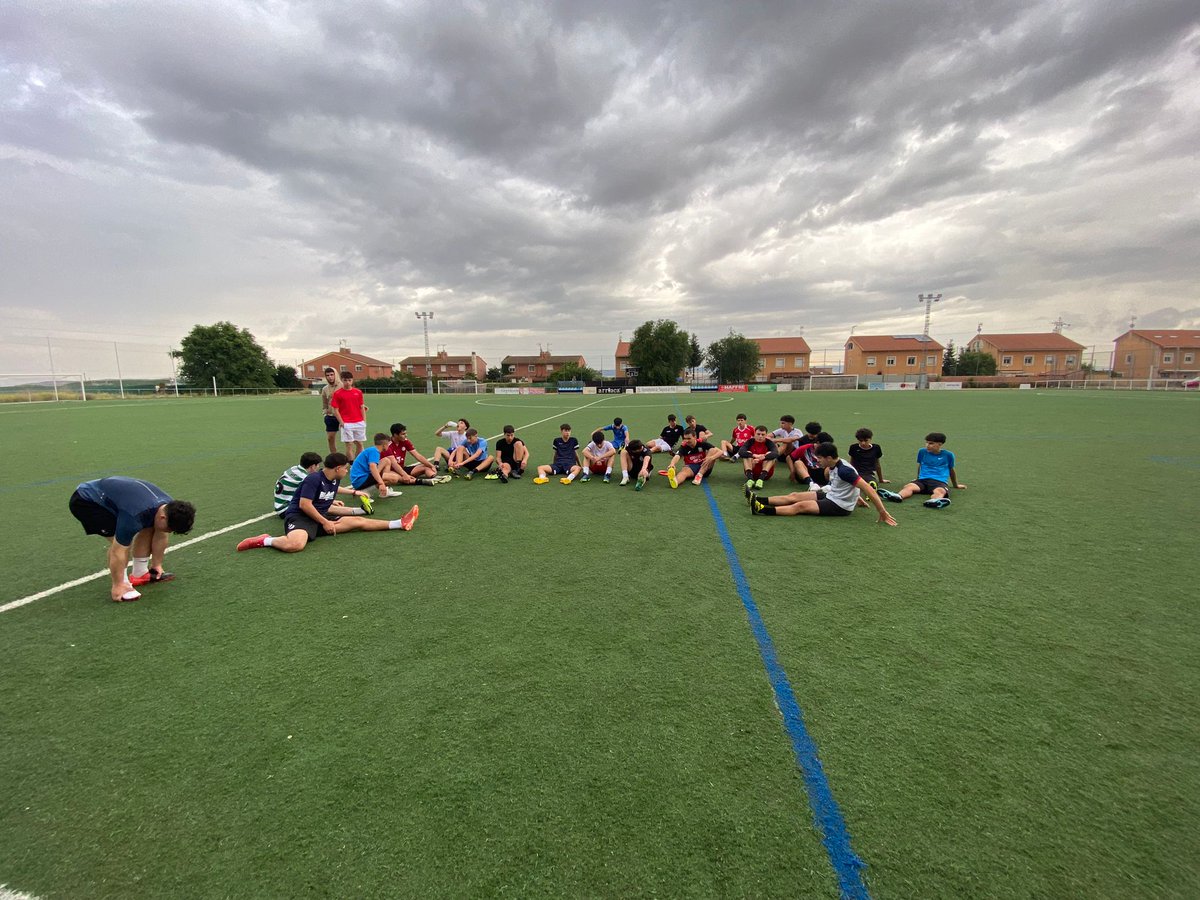 cd_yunquera's tweet photo. 🤩 Gran acogida al primer día de pruebas para entrar al juvenil.

El próximo y último día para probar será mañana jueves a la misma hora.

¡VEN A PROBAR! 😁💙

#CanteraCDY 🔵 https://t.co/0vlRWMlyPu
