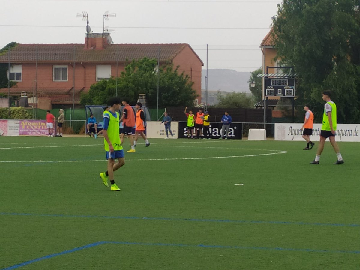 cd_yunquera's tweet photo. 🤩 Gran acogida al primer día de pruebas para entrar al juvenil.

El próximo y último día para probar será mañana jueves a la misma hora.

¡VEN A PROBAR! 😁💙

#CanteraCDY 🔵 https://t.co/0vlRWMlyPu