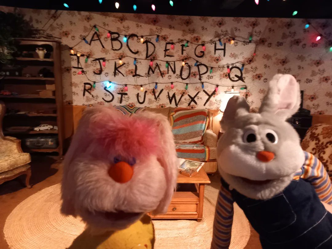 uanbimbumbam012's tweet photo. Io e @caciotta012 per vedere se Succedono cose strane a #hawkins #strangerthings #milan #milano @NetflixIT #netflix #strangerthingsstore #uan #bimbumbam #Italia #pupazzo #pupazzi #anni80 #80s #tv https://t.co/nddrwSrFyW