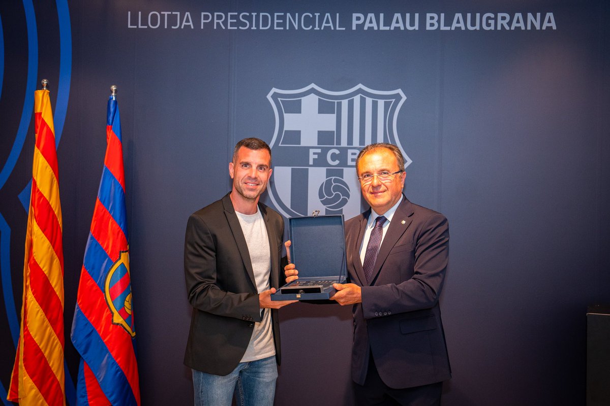 FCBfutbolsala's tweet photo. 👏 Gràcies Pep Ruiz i Martí Graells
Homenatge del Club als dos tècnics, que no seguiran quan acabi la temporada, per la seva brillant trajectòria als equips formatius

Pep Ruiz ha treballat 15 temporades al Barça i Martí Graells, 12

❤️ Gràcies de tot cor. El Barça és casa vostra https://t.co/m7n9ZC0nfy