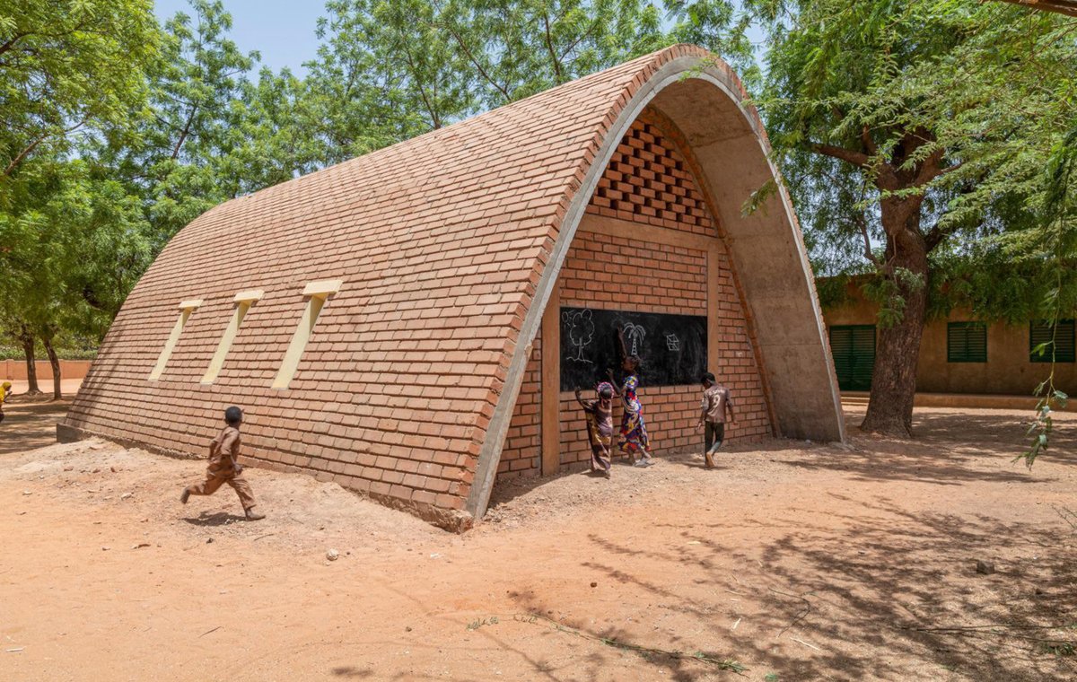 CISPorg's tweet photo. #CISPinNiger 👉 in mostra a #Venezia in ✨TIME SPACE EXISTENCE✨ di @centre_european
📌La Classe Rouge è un prototipo sviluppato e realizzato da CISP in collaborazione con #ACTA  – Action through architecture, e proposto come soluzione alla mancanza di edifici scolastici in Niger https://t.co/sPpd4xat1B