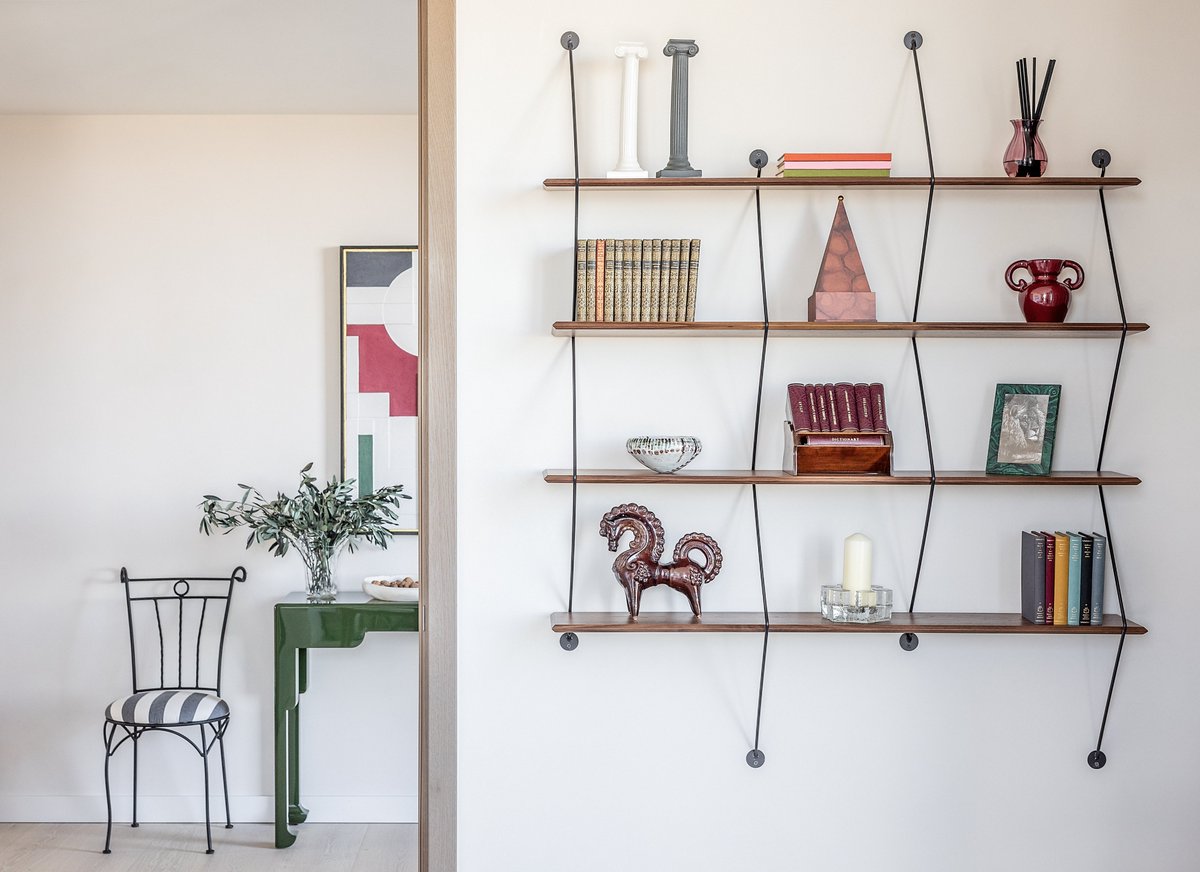 Soft, earthy green hues of hand-selected antiques lend an air of heritage to a typical penthouse at The Broadway.

#TheBroadway #SW1 #OrchardPlace #Penthouse #EarthyTones #DesignDetails #HeritageDesign #DesignDaily #LondonPropertyMarket #PropertyDesign #Westminster