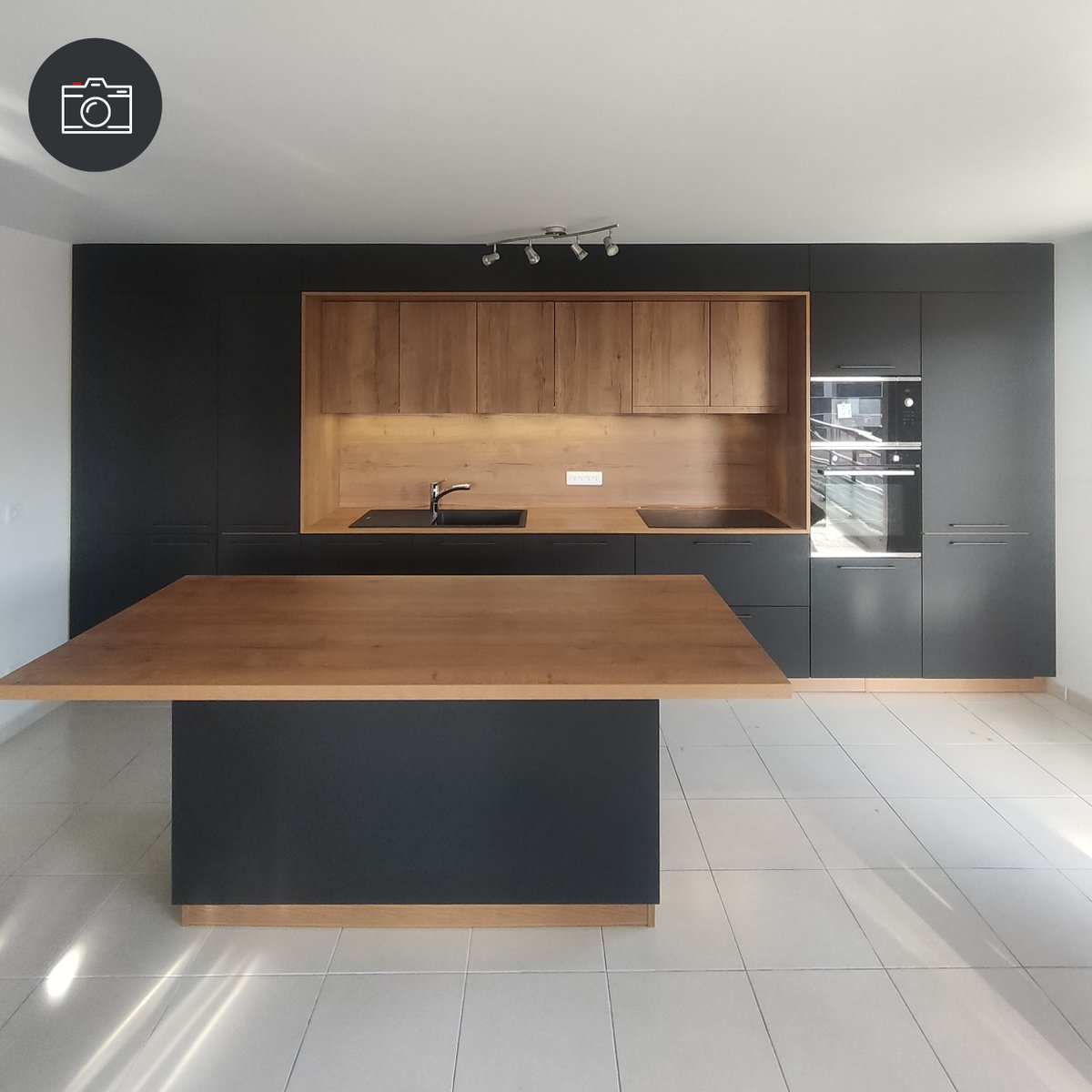 Schmidt_Mars's tweet photo. La chaleur du  bois associée au noir supermat, c'est le parti-pris esthétique de cette  cuisine en alcôve fraîchement installée par @Schmidt_Mars , avec un ilôt convivial permettant de recevoir famille et amis.

#homeschmidthome #marseille https://t.co/Ge2EaGkAGL