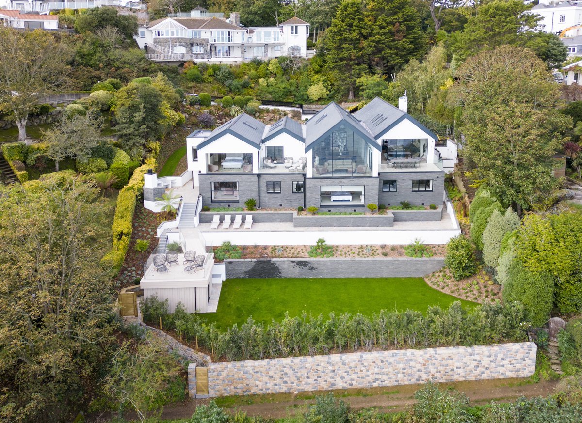 minimalwindowUK's tweet photo. The Moorings is a large #bespokehome set within the hills of #Guernsey. @Kellerminimalwindows and our minimal #Sashwindow feature heavily along the coastal facing elevation. Click here to see more images of this impressive #coastalhome. https://t.co/0bT0woT0WP