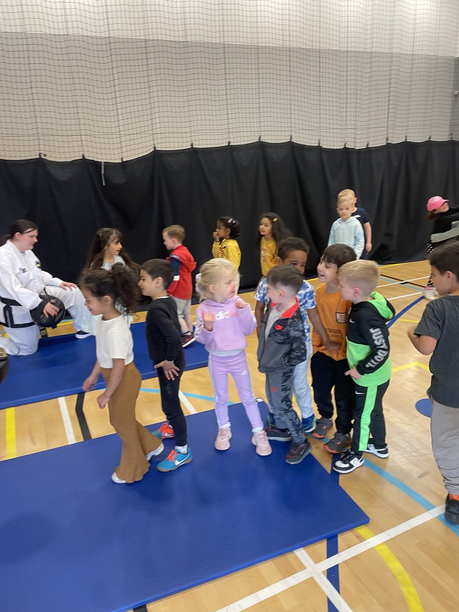 MissHayward03's tweet photo. Day 2 of #clydehealthweek 💪🏻
Playground games with the playmakers, Taekwondo and dance to finish the day! 🥵 @ClydePrimary https://t.co/1Ipiga5fXV