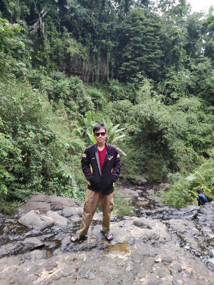 RiswanAlwiandi's tweet photo. Tebing Curug Jawa🌱🌿🍃☘️🍀🪴🌵🌴🌳🌲⛰️🏞️🏞️🏞️
#curug #airterjun #waterfall #lfl #pesonaindonesia #jalanjalan #travelingindonesia #wonderfullindonesia #photography #waterfal #waterfalls #waterfalling #waterfalls💦 #waterfall💦 #travel #traveler #travelingram #travellife https://t.co/jn3YiyoGP3