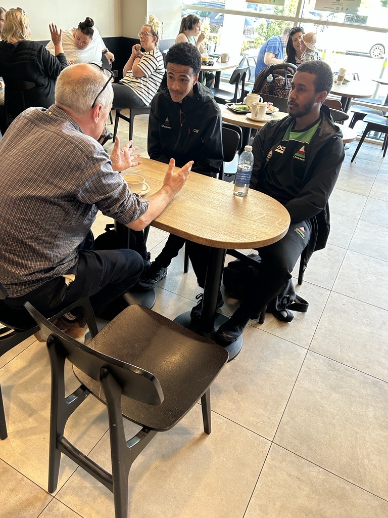 PrentisUrdd's tweet photo. Clonc yn y Gymraeg bore 'ma.  Ein prentisiaid newydd yn cael gwersi Cymraeg. #cymraeg
A chat in Welsh to start the day.   Our new apprentices learning Welsh.
@Urdd 
@ApprenticeWales https://t.co/NFBxvUPqwD