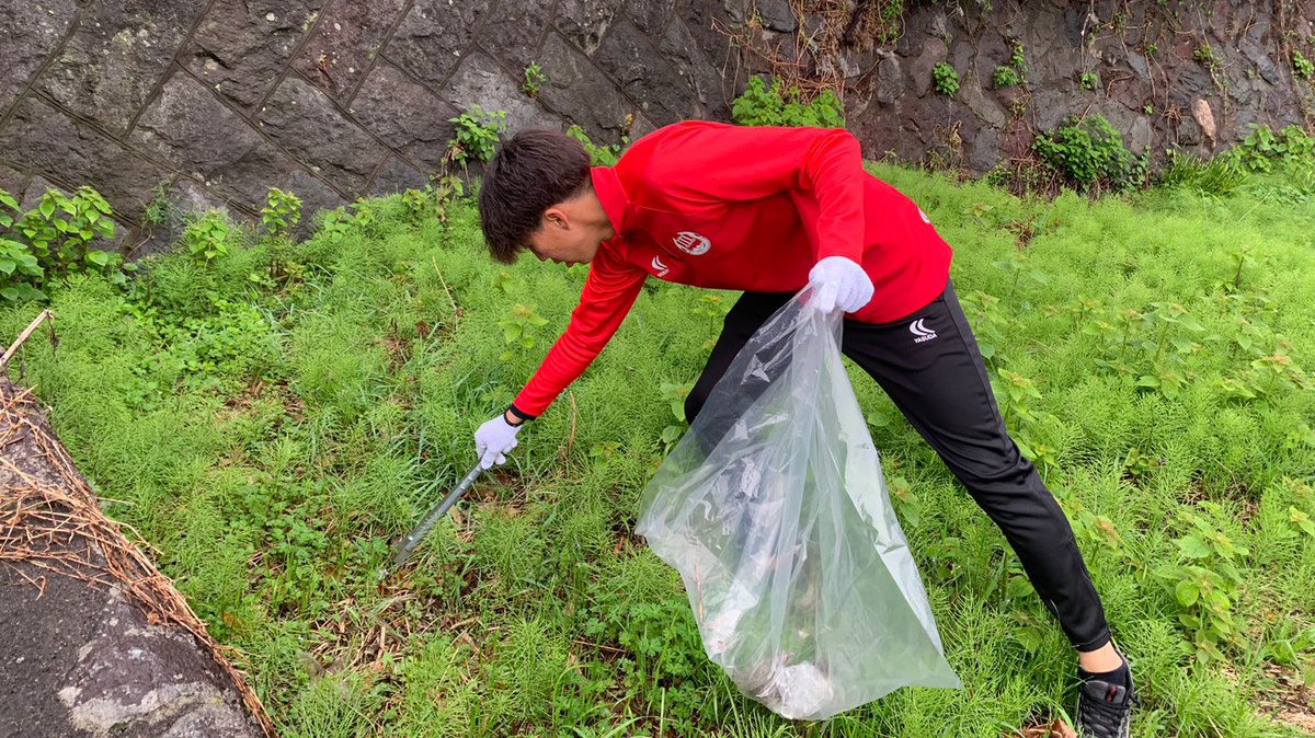 VERSPAH's tweet photo. ／
　ホームタウン活動報告
　べっぷ鶴見岳一気登山
　事前清掃活動
＼

ヴェルスパ大分では、3月26日(日)に行われたべっぷ鶴見岳一気登山の事前清掃活動に参加しました。

⬇️活動の様子はこちら
https://t.co/WXSu5Evfl3

#ヴェルスパ大分 https://t.co/VxiZp7OXwT