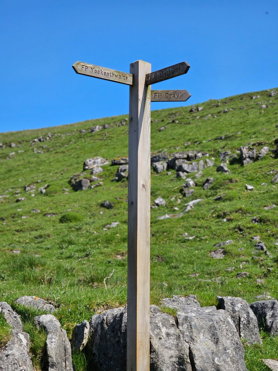 HikingManchest1's tweet photo. Fingerposts from Upper Wharfedale and the beautiful village church at Hubberholme for #fingerpostfriday
#YORKSHIRE #YorkshireDales #hiking #FaithBuildingFriday https://t.co/MccfzvAVLm