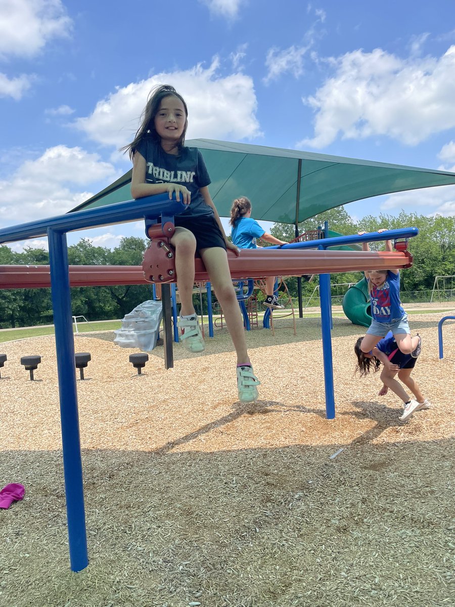 AllysonRotan's tweet photo. Friends, fun, and sun! What a great way to spend our final days in second grade! #STEAMatStribling https://t.co/WgEijuBnYu