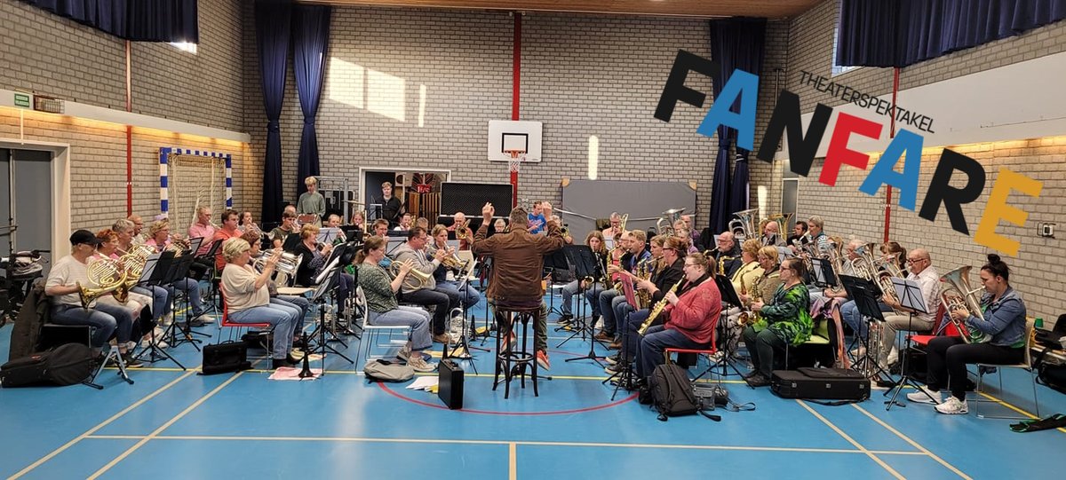 VCEWesterveld's tweet photo. Wij presenteren jullie Fanfare Kunst &amp; Vriendschap.

Volle bak in Dorpshuis Oens Huus in Wapse. Samen repeteren voor Theaterspektakel Fanfare.

Het wordt een echt spektakel. Wil jij er bij zijn? Kaarten en meer informatie via: https://t.co/nQRNQVmvsp

#theaterspektakelfanfare https://t.co/4Ni0hzXJSx
