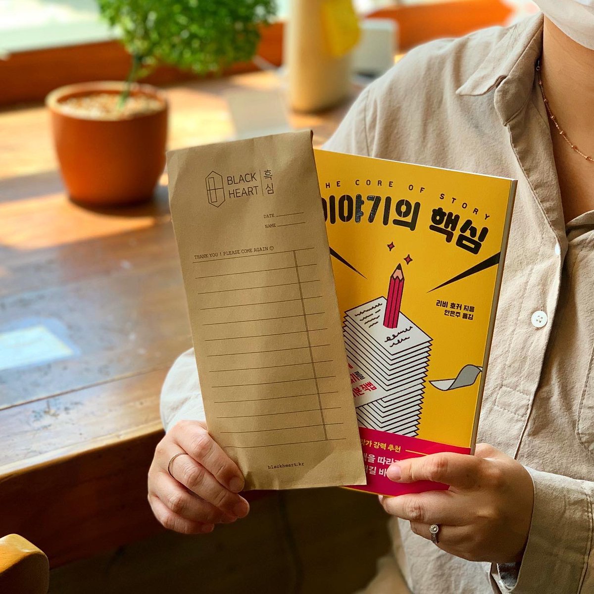 #RT ✍🏻글쓰기 속도를 높이는 이야기 뼈대 만드는 방법! 

🤔어떻게 하면 책을 빨리 써낼 수 있을까?

<이야기의 핵심> 속에서 끌리는 이야기를 순식간에, 완벽하게 완성할 수 있는 비법을 만나보세요. 

글이 잘 써지는✏️ ‘7080 빈티지 연필’을 보내드립니다. (5명, 6/2 발표)
naver.me/xuC3cQq6