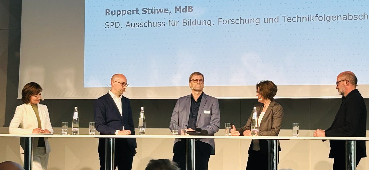Anregende Diskussion zur Entwicklung von Innovationen für morgen. Gesundheitswirtschaft wird mit alternder Gesellschaft volkswirtschaftlich und gesellschaftlich noch wichtiger. Verbesserungen bei Rahmenbedingungen für F&amp;E in der Medizin essentiell. #TdiG