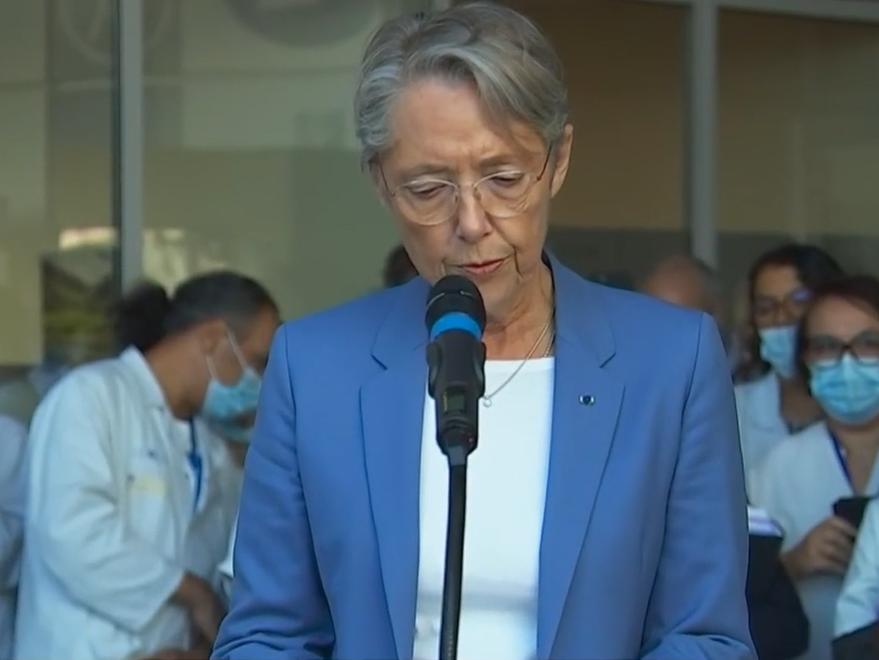 Elisabeth Borne :
"Et pour éviter les agressions de soignants à l'hôpital nous avons décidé de fermer plus d'hôpitaux."