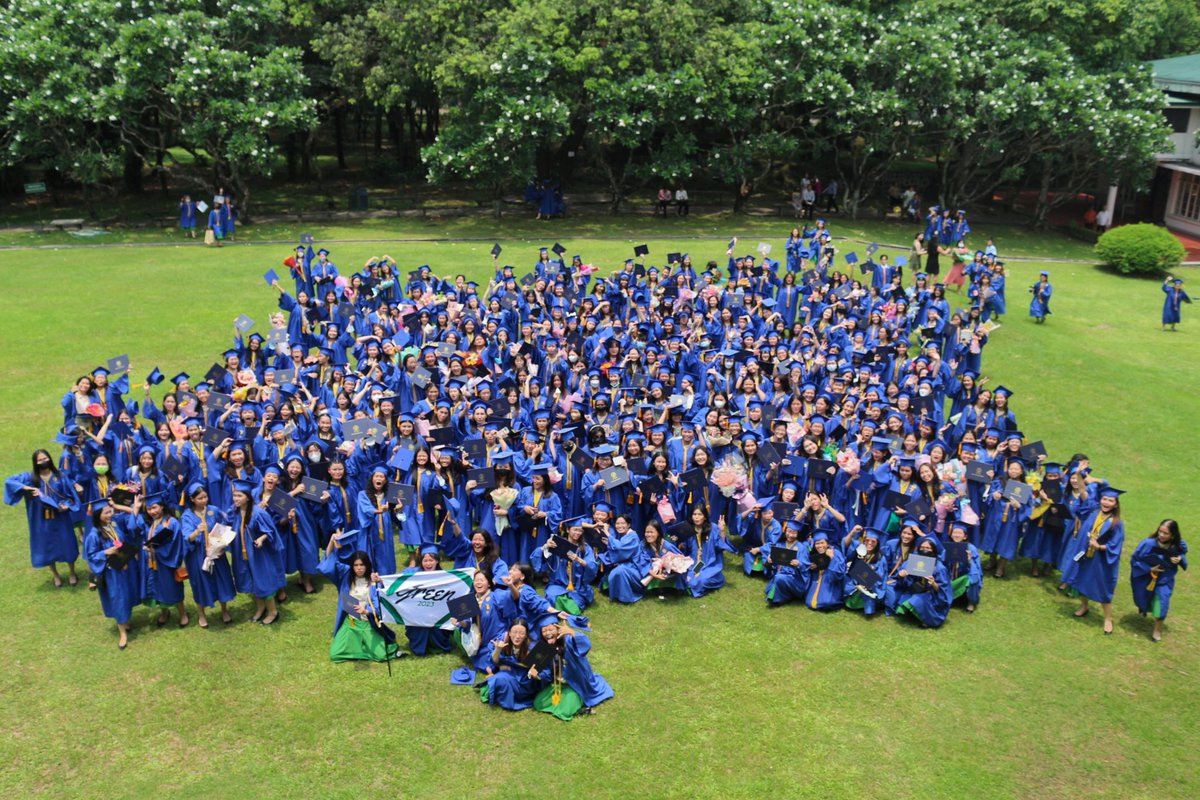 mikalibanan's tweet photo. i would do that again in a heartbeat. hanggang sa muli, green! 🎓🍀

class of 2023, signing off https://t.co/FU484RJ4pk