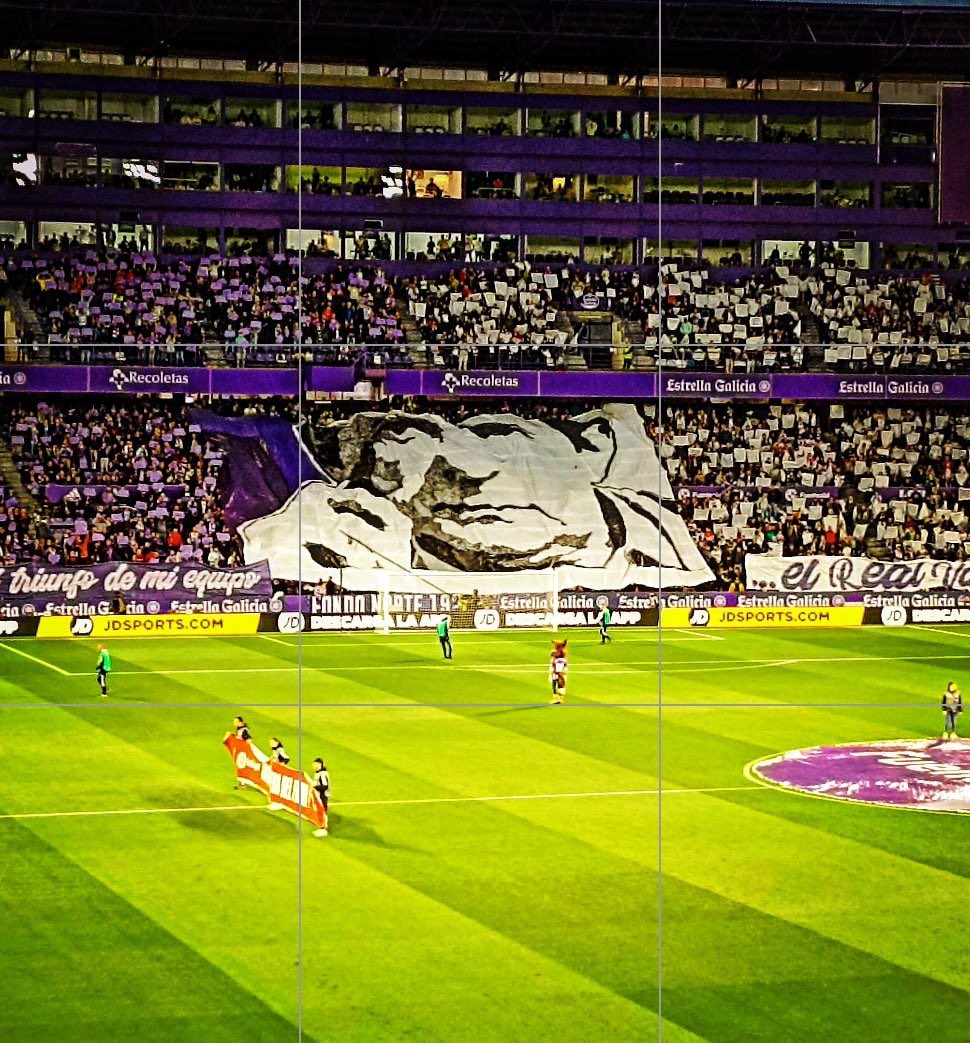 No sé si hay muchos casos,en algún estadio del mundo,como el que ayer se dio en Valladolid. La grada de animación,los organizadores de “tifos” mostrando una imagen gigante de un escritor. Miguel Delibes, nada menos. Así somos en Valladolid
