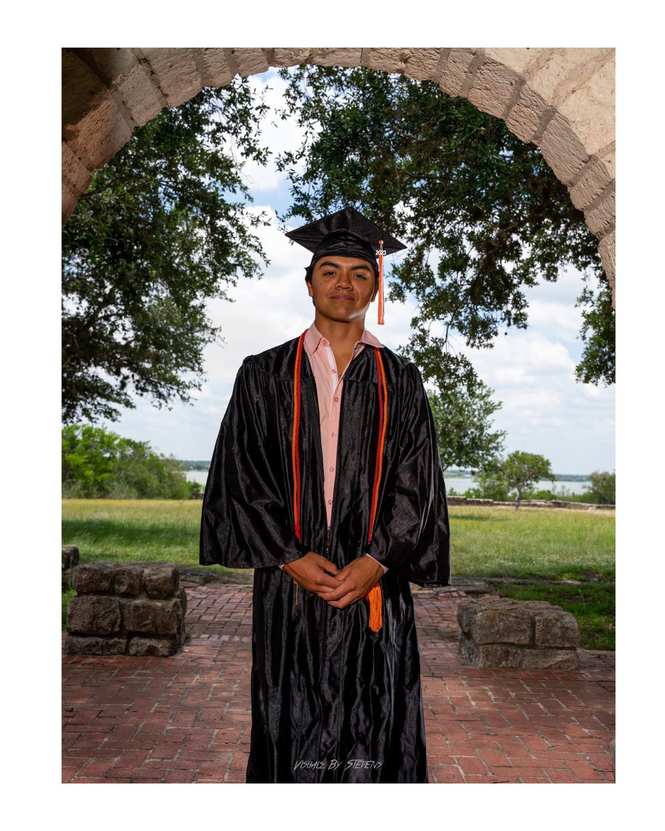 VisualByStevens's tweet photo. New Chapters About to Begin 🎓
•
•
•
#graduation #graduating #grad #graduationpictures #graduationpics #gradpics #classof2023 #co23 #highschool #hs #orangegrove #orangegrovetexas #oghs #og #photography #photographer https://t.co/ODaeOnMdD9