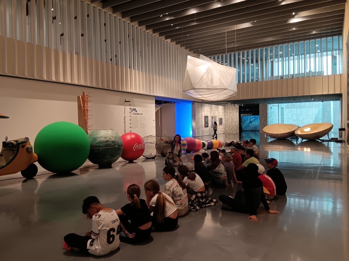 AlqueriaCiclo3's tweet photo. Comienza nuestro viaje hacia Málaga con gran entusiasmo. Primera parada en el parque cercano a @cpompidoumalaga para tomar la fruta y visitar el Museo con nuestras guías. #AlqueríaMálaga https://t.co/GskDsw6gol