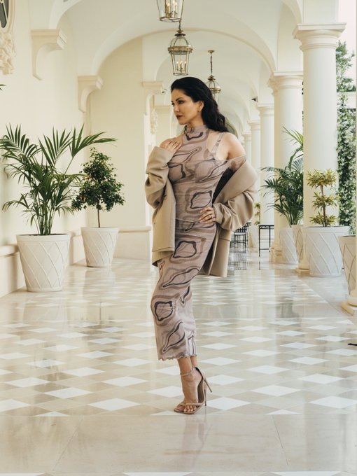 3 pic. Love this look for day 3 press for #kennedy at  @Festival_Cannes 😍
.
.
#SunnyLeone #SunnyLeoneAtCannes