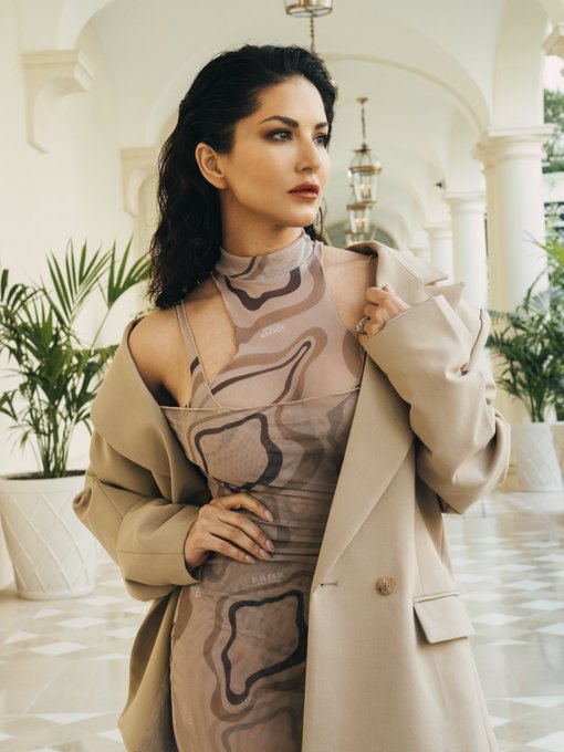 1 pic. Love this look for day 3 press for #kennedy at  @Festival_Cannes 😍
.
.
#SunnyLeone #SunnyLeoneAtCannes