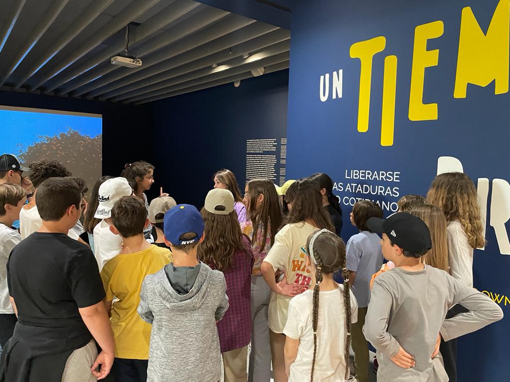 AlqueriaCiclo3's tweet photo. Comienza nuestro viaje hacia Málaga con gran entusiasmo. Primera parada en el parque cercano a @cpompidoumalaga para tomar la fruta y visitar el Museo con nuestras guías. #AlqueríaMálaga https://t.co/GskDsw6gol