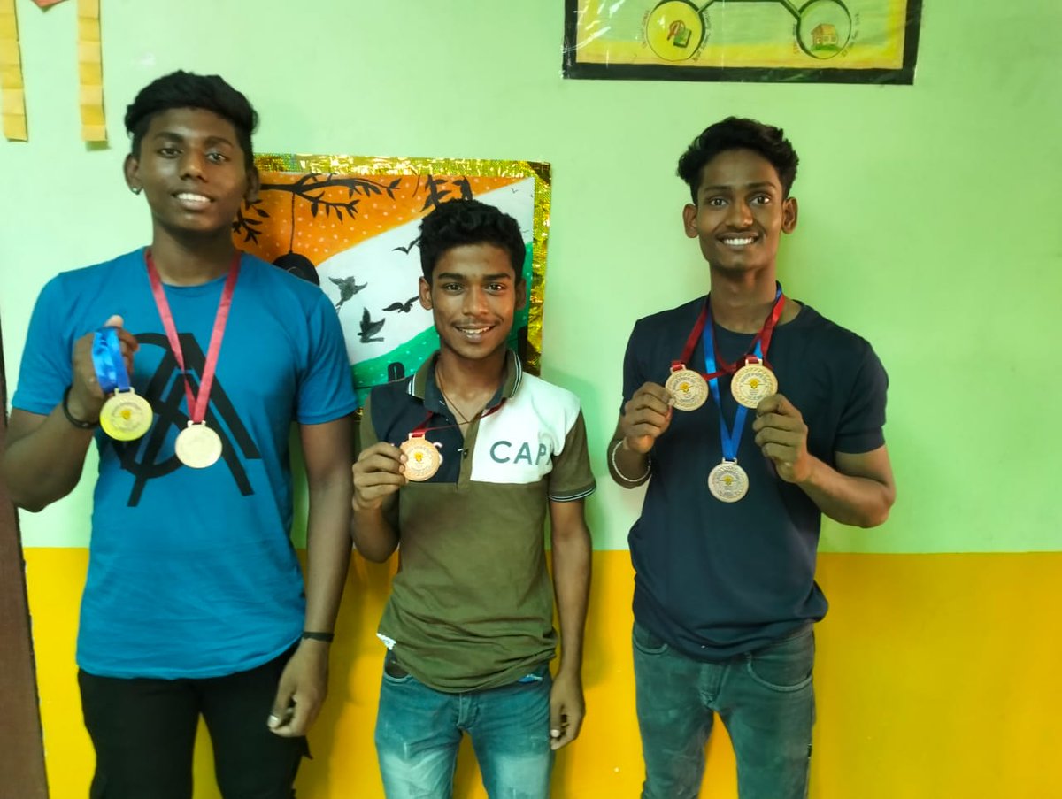 #Programaeducativo | Nuestros estudiantes Jivit, Jai Prakash y Arvind estaban así de contentos con las medallas que lograron en las competiciones deportivas de la escuela. ¡Enhorabuena!

Gracias por hacerlo posible 💚🌱

#educación #cooperación #India #Varanasi #apadrinamientos