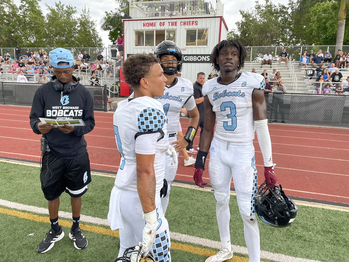 larryblustein's tweet photo. Spring football in Fort Lauderdale, Florida. @PrepRedzoneFL @DanLaForestFB @FlaHSFootball @SFHSSports @BCAA_Sports https://t.co/DGdOwwCacH