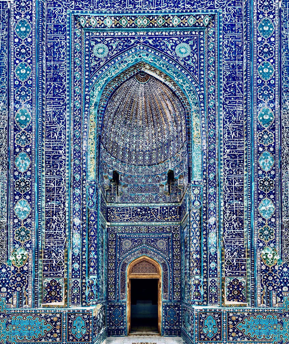 From Samarkand to Bukhara, Uzbekistan is a treasure trove of Islamic architecture, renowned world over for its beautiful blue patterned tiles adorning the buildings. The art of tile-making is a tradition practiced in the region for centuries

A thread on the tiles of Uzbekistan…