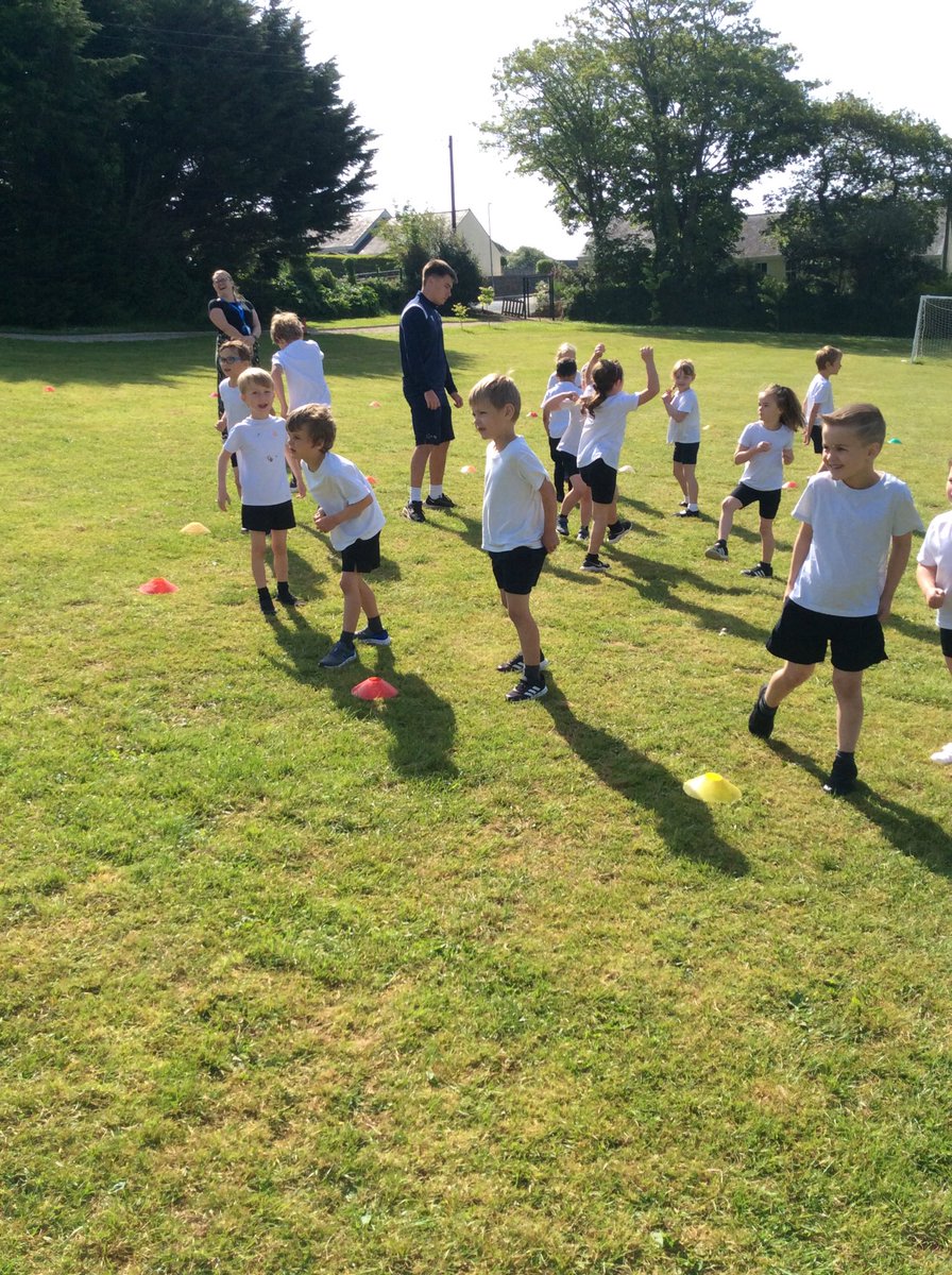 shortlanesend's tweet photo. Kenwyn class have enjoyed their PE lesson on the field this morning 🌟 https://t.co/FyAmtYmZIY
