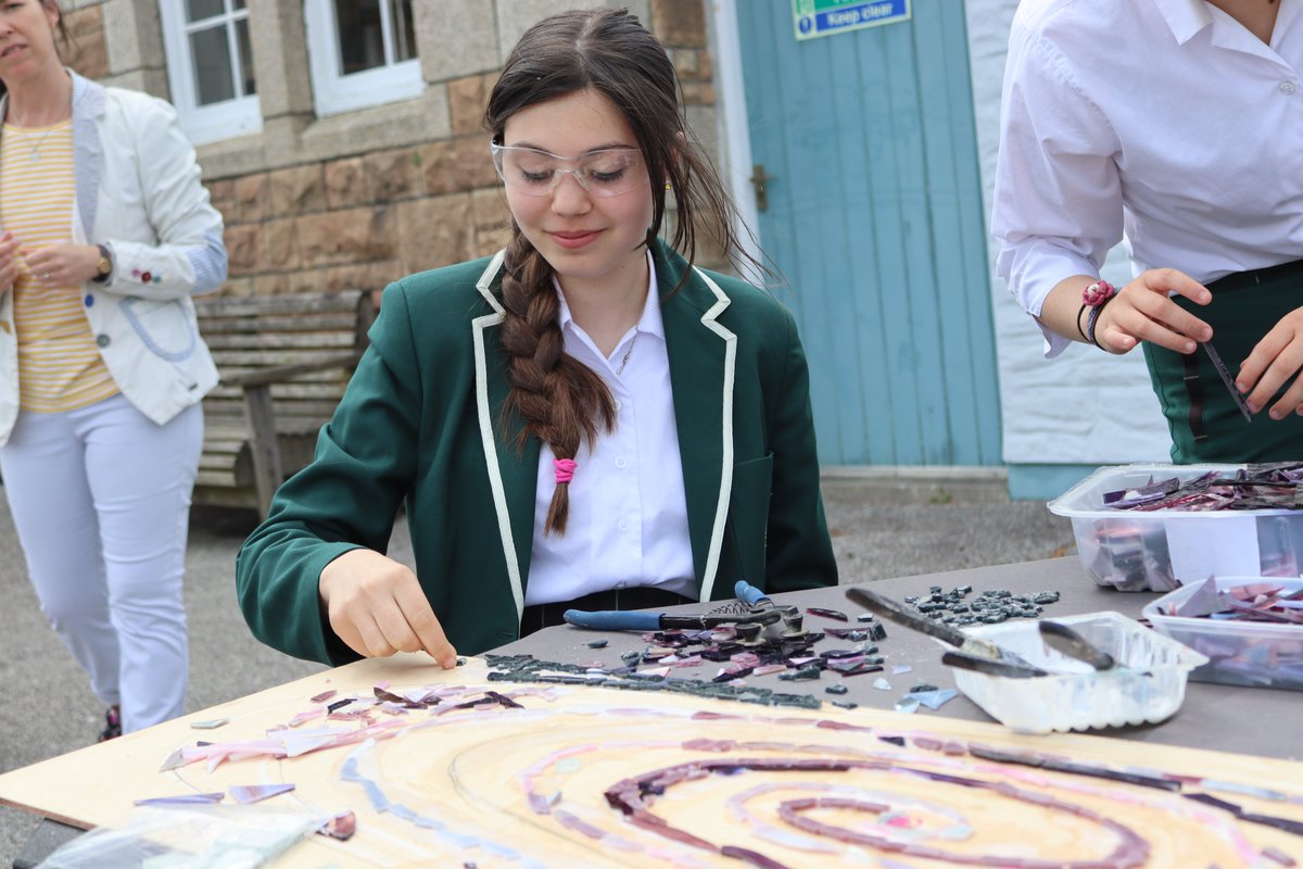 Our new outdoor classroom is taking shape with the commencement this week of our whole school Creative Arts project. Inspired by the famous architect Gaudi, students have begun work designing and laying stunning mosaic patterns to decorate the “walls” of the new classroom.
