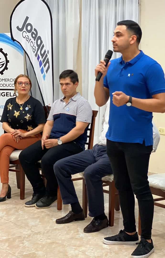 BisoniLaura's tweet photo. En el dia de ayer recibimos la visita del ex gobernador de chaco,Roy Nikich quien hoy es pre candidato a intendente de la capital chaqueña  por la lista #653z  que encabeza @LeandroZdero
Un gran numero de personas se dieron cita al evento.
@lidiasaya
@PRO_Mujeres @horaciorlarreta https://t.co/NipZZOzTaz