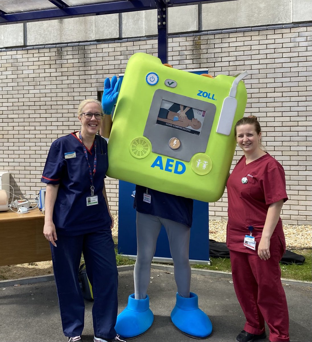 Thanks to ⁦@MedicalZoll⁩ for providing icecreams 🍦and QR codes to support the rollout of new zoll defibs. Great work from Resus team ⁦@HHFTnhs⁩ delivering areas and educating staff 🫀♥️ ⁦@LucyTrott20⁩