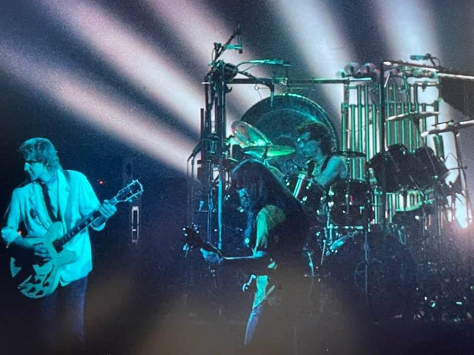 vivien2112's tweet image. Everyone would gather 
On the 24th of May
Sitting in the sand to watch 
The fireworks display 
Dancing fires on the beach
Singing songs together 
Though it’s just a memory 
Some memories last forever…
🎇🇨🇦🏖️♥️
#RIPNeilPeart 
Happy Lakeside Park Day #RushFamily @RushFamTourneys