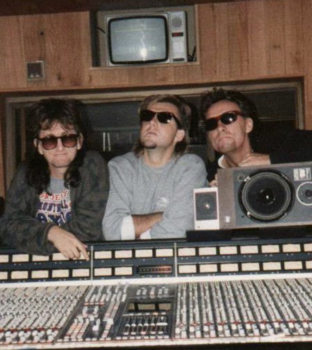 vivien2112's tweet image. Everyone would gather 
On the 24th of May
Sitting in the sand to watch 
The fireworks display 
Dancing fires on the beach
Singing songs together 
Though it’s just a memory 
Some memories last forever…
🎇🇨🇦🏖️♥️
#RIPNeilPeart 
Happy Lakeside Park Day #RushFamily @RushFamTourneys