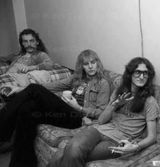 vivien2112's tweet image. Everyone would gather 
On the 24th of May
Sitting in the sand to watch 
The fireworks display 
Dancing fires on the beach
Singing songs together 
Though it’s just a memory 
Some memories last forever…
🎇🇨🇦🏖️♥️
#RIPNeilPeart 
Happy Lakeside Park Day #RushFamily @RushFamTourneys