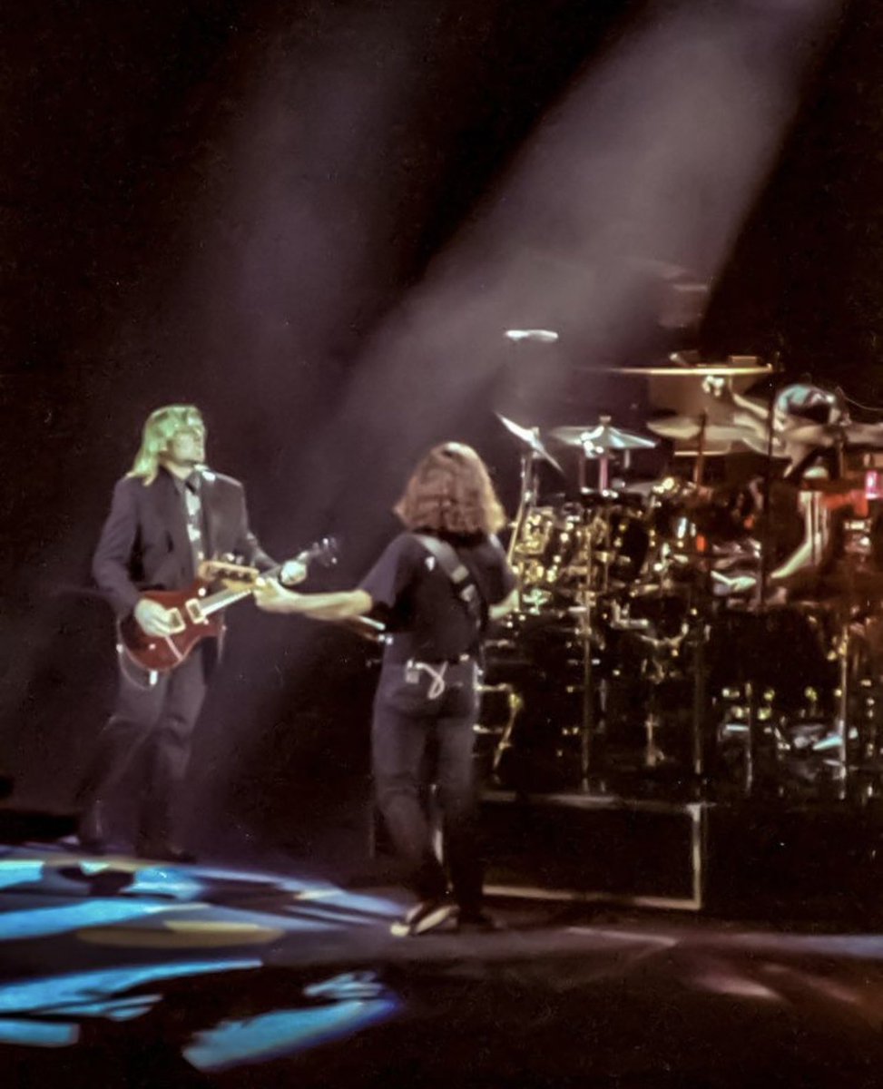 vivien2112's tweet image. Everyone would gather 
On the 24th of May
Sitting in the sand to watch 
The fireworks display 
Dancing fires on the beach
Singing songs together 
Though it’s just a memory 
Some memories last forever…
🎇🇨🇦🏖️♥️
#RIPNeilPeart 
Happy Lakeside Park Day #RushFamily @RushFamTourneys